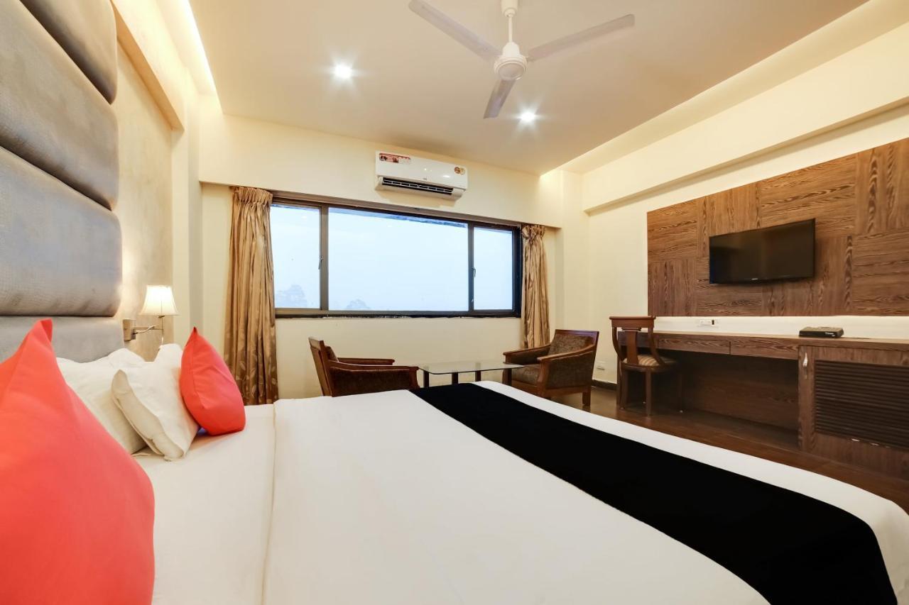 Capital O 61351 Waii International Hotel Bhalukpung Exterior photo